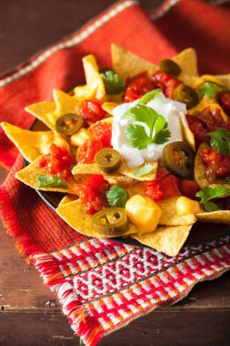 salsa, peynir ve jalapeno nachos dolu