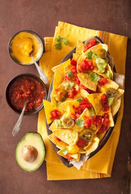 salsa, peynir ve jalapeno nachos dolu