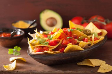 salsa, peynir ve jalapeno nachos dolu