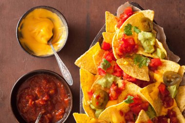 salsa, peynir ve jalapeno nachos dolu