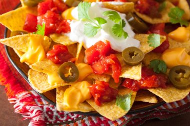 salsa, peynir ve jalapeno nachos dolu