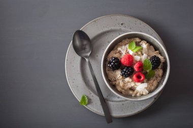 sağlıklı kahvaltı yulaf lapası ahududu böğürtlen ile