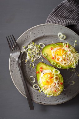 pişmiş yumurta avokado taze soğan ve Yonca filizi