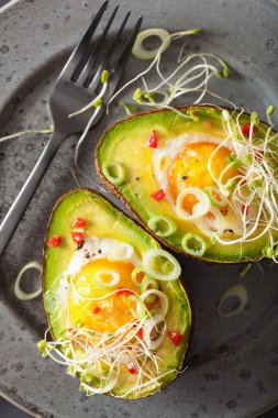 pişmiş yumurta avokado taze soğan ve Yonca filizi