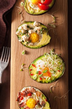 Avokado bacon, peynir, domates ve yonca spr ile yumurta pişirdim