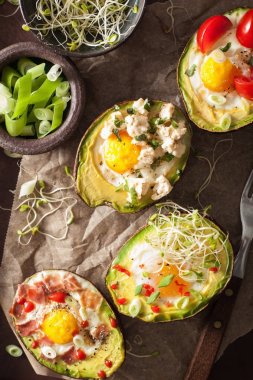 Avokado bacon, peynir, domates ve yonca spr ile yumurta pişirdim