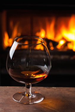 bir bardak konyak şömine önünde