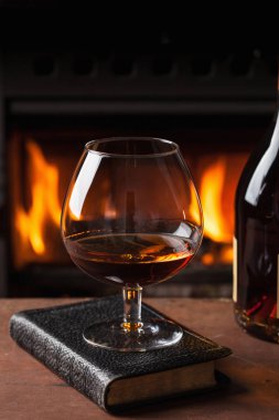 bir bardak konyak şömine önünde