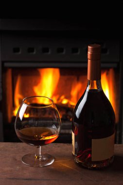 bir bardak konyak şömine önünde