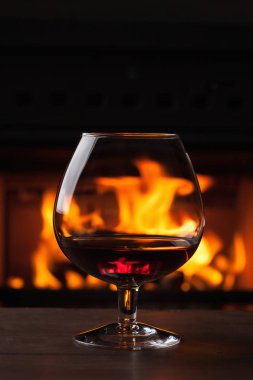 bir bardak konyak şömine önünde