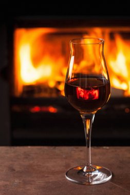 bir bardak konyak şömine önünde