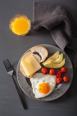 sahanda yumurta, avokado, domates sağlıklı kahvaltı için