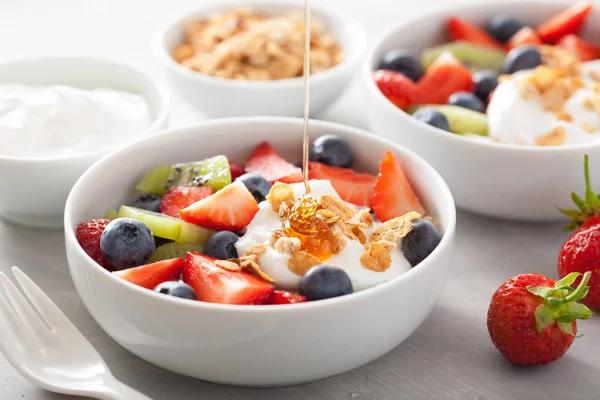 Frugt bær salat med yoghurt og granola til sund morgenmad - Stock-foto