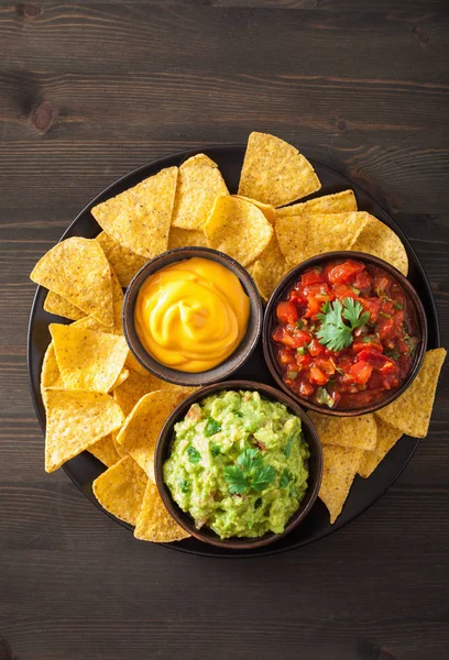 Meksiko nachos tortilla chip dengan guacamole, salsa dan keju d — Stok Foto