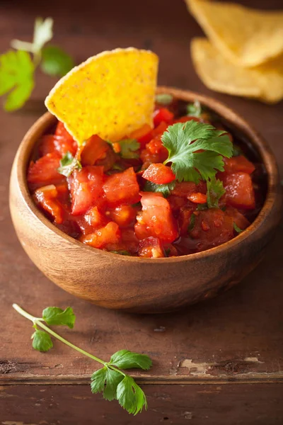 Mexicaanse salsa dip en nachos tortillachips — Stockfoto