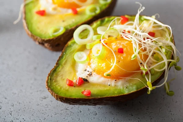 In Avocado gebackenes Ei mit Frühlingszwiebeln und Luzernesprossen — Stockfoto