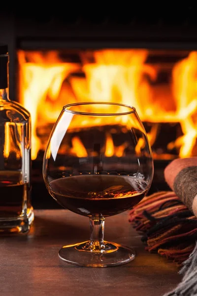 Een glas cognac bij open haard — Stockfoto
