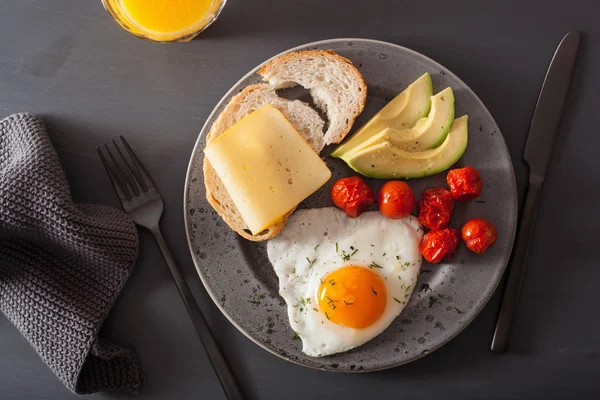 Ovo frito, abacate, tomate para café da manhã saudável — Fotografia de Stock