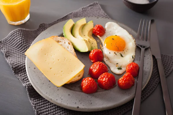 Яичница, авокадо, помидор на здоровый завтрак — стоковое фото