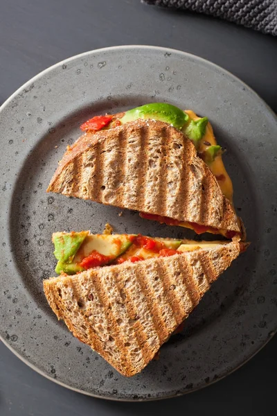 Gegrilltes Käsesandwich mit Avocado und Tomaten — Stockfoto