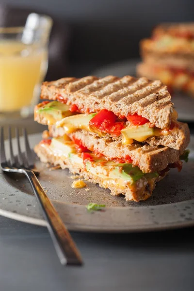 Grillezett sajtos szendvicset, avokádó és a paradicsom — Stock Fotó