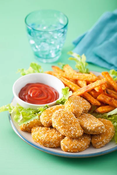Vegane Soja-Nuggets und Süßkartoffelfrites gesunde Mahlzeit — Stockfoto
