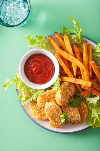 Vegane Soja-Nuggets und Süßkartoffelfrites gesunde Mahlzeit — Stockfoto