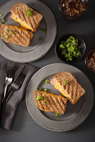 Sandwich au jambon et fromage grillé — Photo