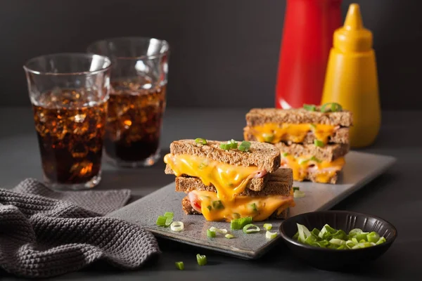 Grillezett sonkás-sajtos szendvics — Stock Fotó