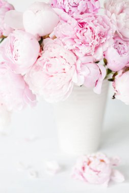 Vazoda güzel pembe şakayık çiçekleri.