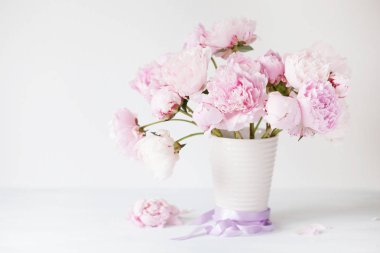 Vazoda güzel pembe şakayık çiçekleri.