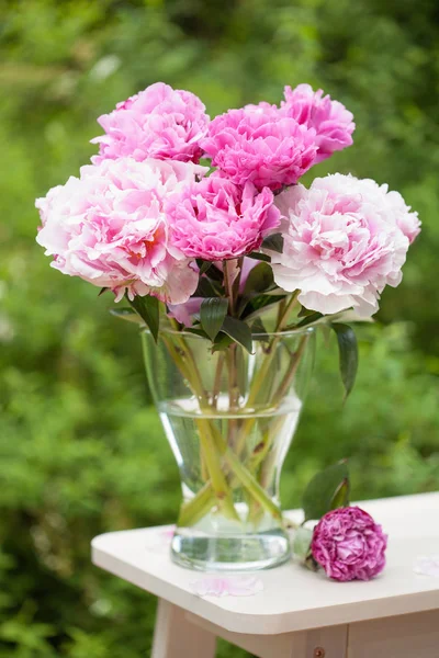 庭で美しいピンクの牡丹の花ブーケ — ストック写真