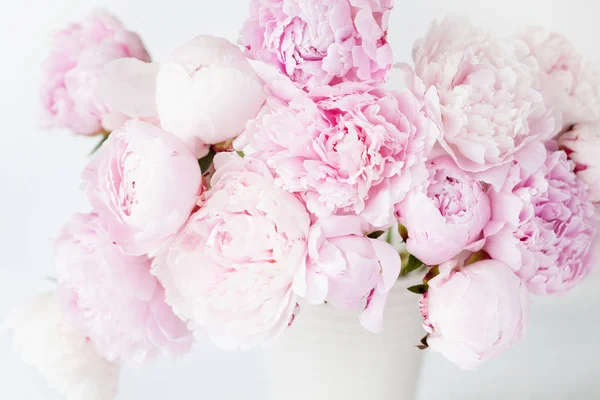 Schöne rosa Pfingstrose Blumenstrauß in der Vase — Stockfoto