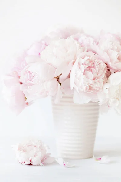 Krásná růžová pivoňka kytice ve váze — Stock fotografie