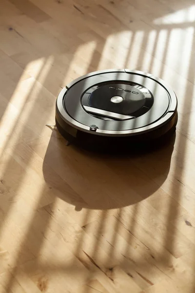 Aspiradora robótica en suelo de madera laminado smart cleaning tec — Foto de Stock