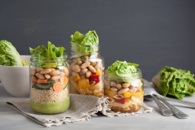 mason vejetaryen kuskus ve makarna salata sebze ile kavanozları bea