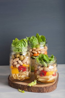 mason vejetaryen kuskus ve makarna salata sebze ile kavanozları bea