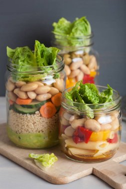 mason vejetaryen kuskus ve makarna salata sebze ile kavanozları bea