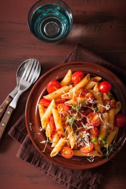 sebzeli penne makarna domates parmesan kekik ile