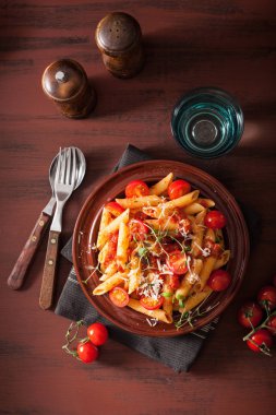 sebzeli penne makarna domates parmesan kekik ile