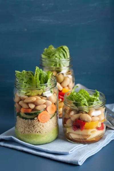 Vegan couscous och pasta sallad i mason jars med grönsaker bea — Stockfoto