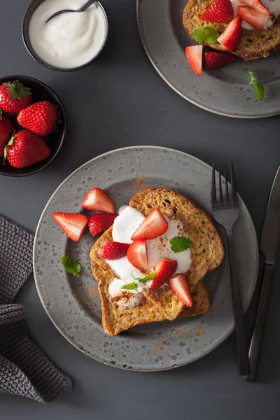 Franska rostat bröd med yoghurt och jordgubbar till frukost — Stockfoto