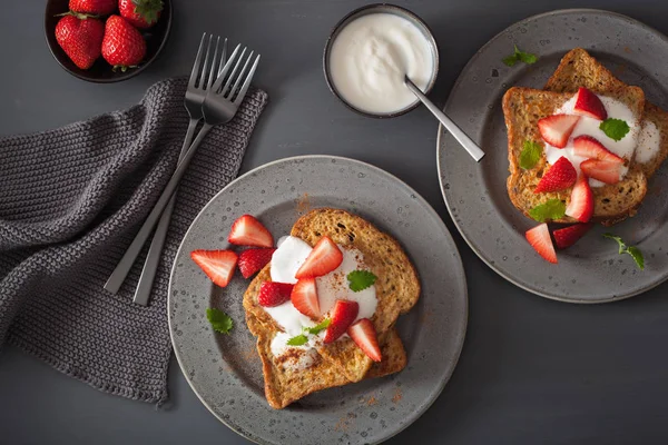 Torradas francesas com iogurte e morangos para o café da manhã — Fotografia de Stock