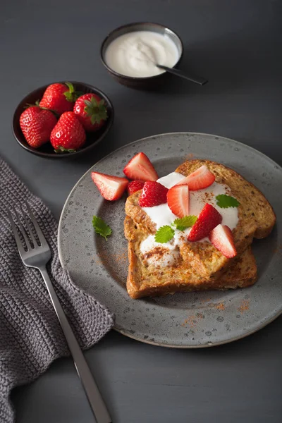 Французские тосты с йогуртом и клубникой на завтрак — стоковое фото