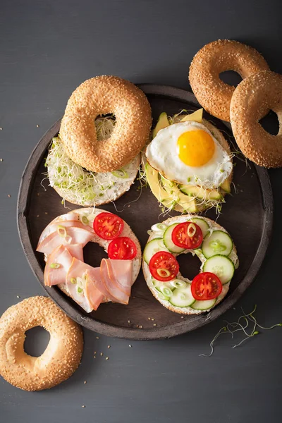 Diverse broodjes op bagels: ei, avocado, ham, tomaat, zacht — Stockfoto