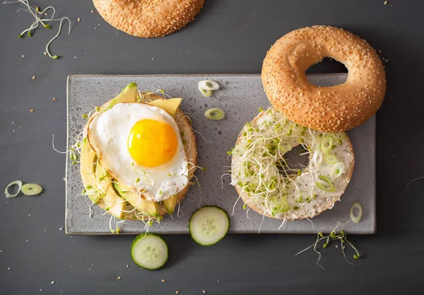 Broodjes op bagels met avocado, zachte kaas, ei, alfalfa spr — Stockfoto
