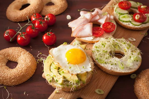 Diverse broodjes op bagels: ei, avocado, ham, tomaat, zacht — Stockfoto