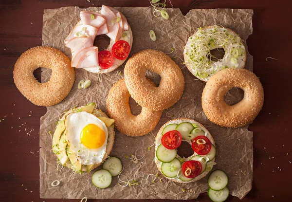 Diverse broodjes op bagels: ei, avocado, ham, tomaat, zacht — Stockfoto