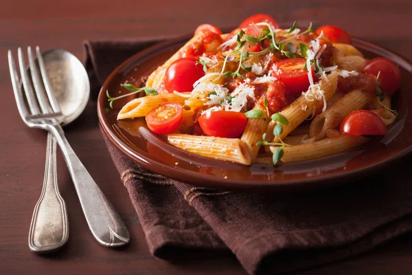 Pâtes végétariennes aux tomates parmesan thym — Photo