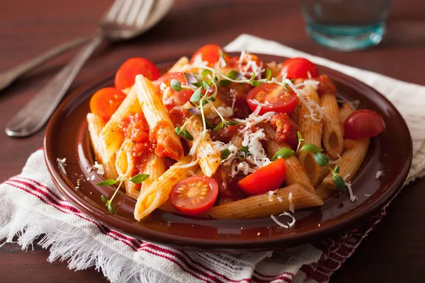Penne těstoviny s rajčaty parmazán tymián vegetarián — Stock fotografie
